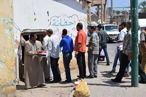 محافظ البحر الأحمر يتابع توزيع كراتين المواد الغذائية بسعر ٢٥ جنيها لأهالي الغردقة