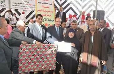بالصور | محافظ بني سويف : يكرًم أسر الشهداء والأمهات المثاليات ويوزًع مساعدات زواج  وقروض مشروعات صغيرة  بالتعاون مع الأورمان