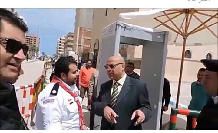 بالصور. مختار السنباري يمر على خدمات الكنائس بمطروح