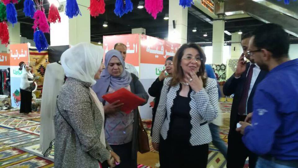 غادة والى وسط العارضين من الاسر المنتجة