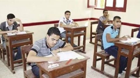 طالب يهدد رئيس لجنة بسلاح أبيض لمنعه للغش بالامتحانات.