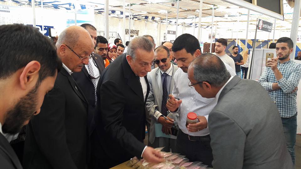 كمال الدالى محافظ الجيزة يتفقد المنتجات الخاصة بمعرض منتجات مصانع المنطقة الصناعية بأبو رواش.