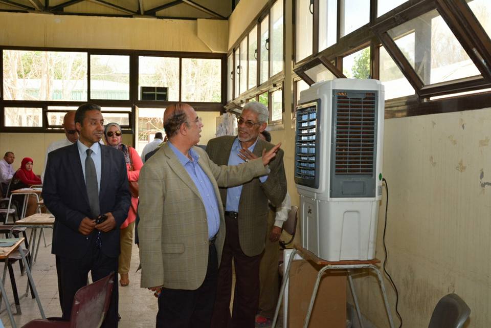 رئيس جامعة أسيوط في جولة داخل اللجان للاطمئنان على سير الامتحانات