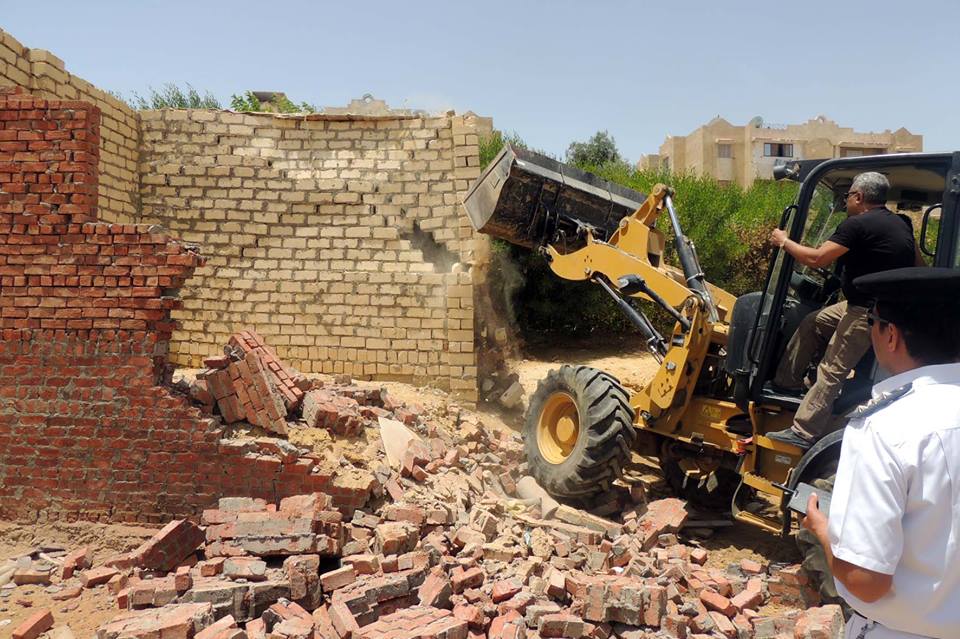 بالصور .. امن السويس يواصل إزالة التعديات على املاك الدولة