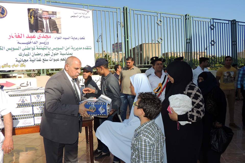 بالصور .. مدير امن السويس يواصل توزيع الكراتين الرمضانية على المواطنين