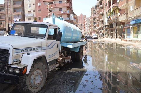 رئيس المدينة يستجيب لأهالى شارع الترعة بسبب الغرق فى مياة الصرف