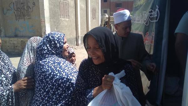 ” اوقاف السويس ” توزع 300 شنطة رمضانية على الاسر الاكثر احتياجا 