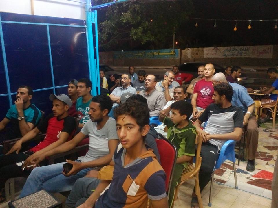 بالصور .. جماهير السويس تحتشد على الكافيهات لمؤزارة منتخب مصر فى تونس