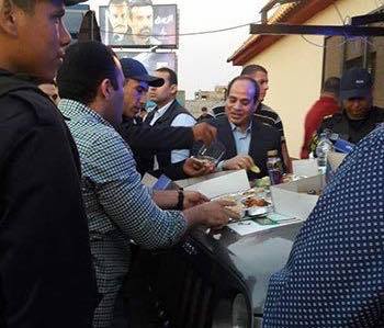 ”السيسي” يتناول الإفطار مع أحد الأكمنة بالقاهرة
