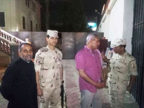 بالصور .. محافظ السويس يطمئن على قوات التأمين بكنيسة الراعي الصالح