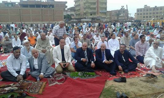 قادة السنطة يؤدون صلاة العيد وسط أهل المدينة