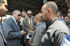 محافظ الجيزة يراقب سائقى الاجرة