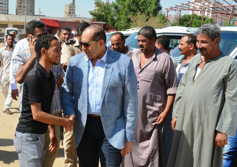 محافظ سوهاج يتفقد مواقف سيارات الاجره 