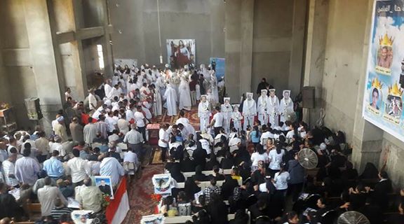 الأقباط يقيمون القداس الأربعين في ضحايا الاتوبيس بكنيسة مارجرجس بالفشن جنوب بني سويف.