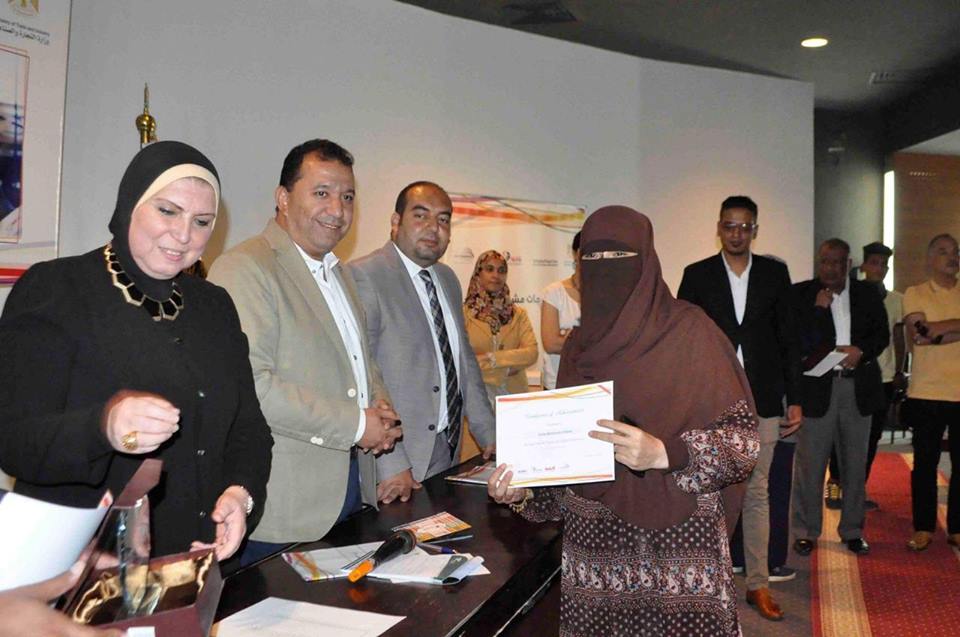 ”محافظ الاقصر” يكرم خريجات مشروع ”رائد” بمكتبة مصر العامة بالاقصر