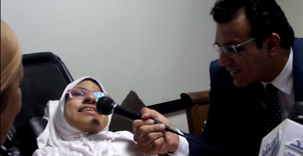 أمين المجلس الأعلى للثقافة يجرى حوار مع الطفلة صفاء طه سفيرة السلام والتحدى