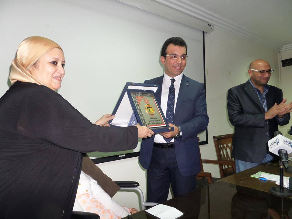 القومى للطفل يهدى درعه لأمين عام المجلس الأعلى للثقافة
