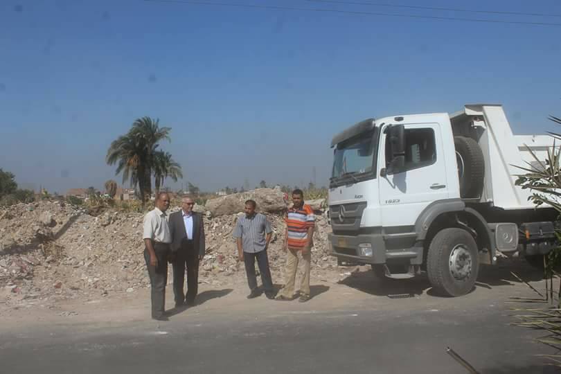 رفع 1150 طن تراكمات علي جانبي الطريق الدائري ببني سويف 
