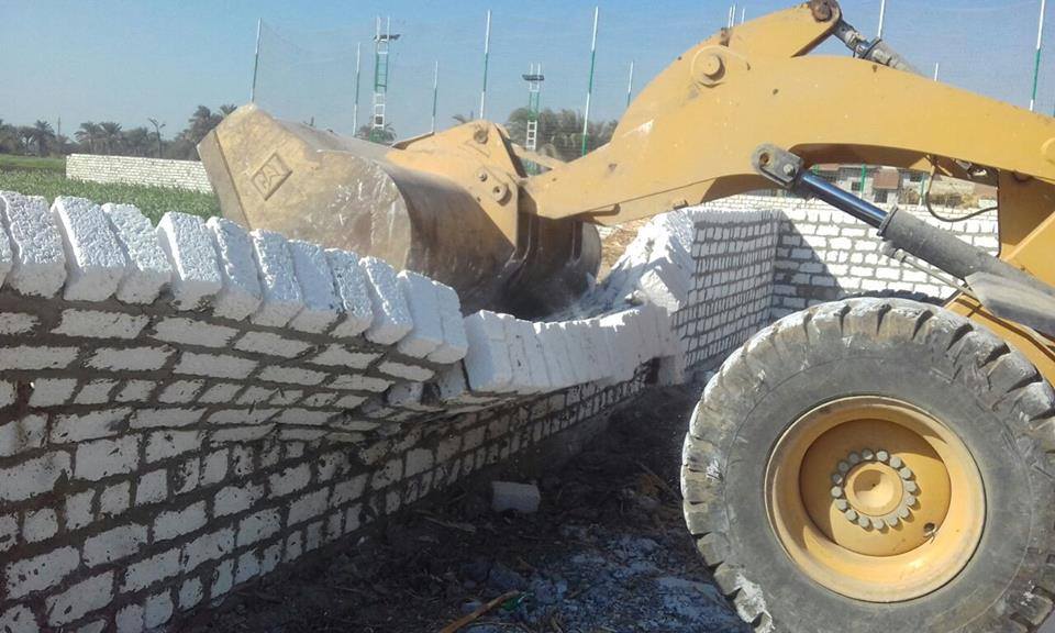 رفع وإزالة 3 حالات تعدى على الاراضى ببني مزار بالمنيا