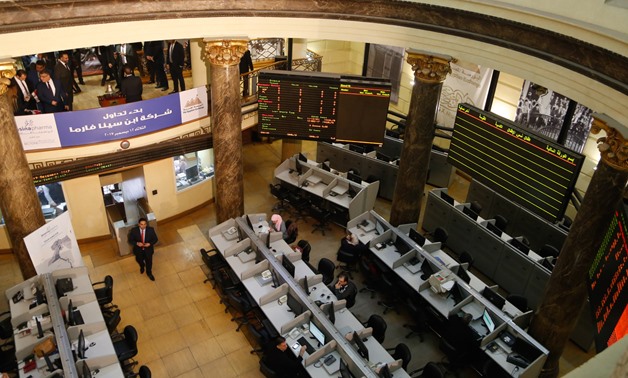 البورصة المصرية تشهد عمليات بيع بعد تراجع الأسهم الأمريكية