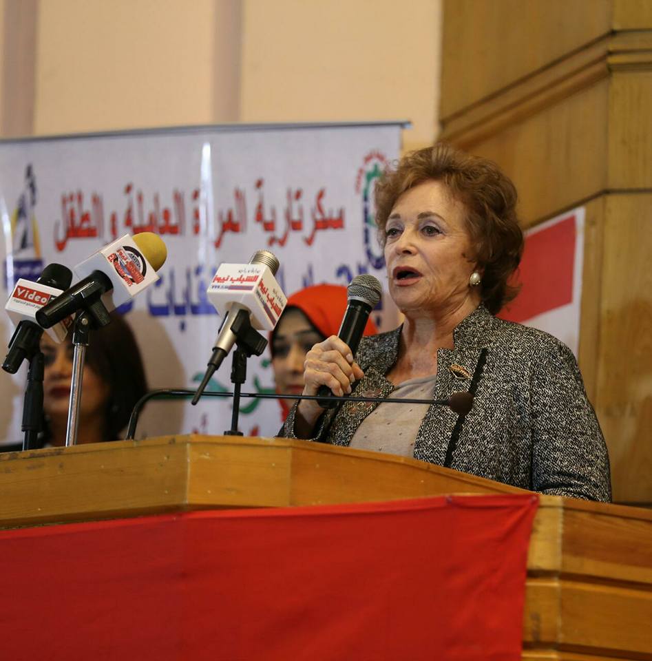 جيهان السادات تعرب عن سعادتها بدفء الترحيب بها وسط عاملات مصر