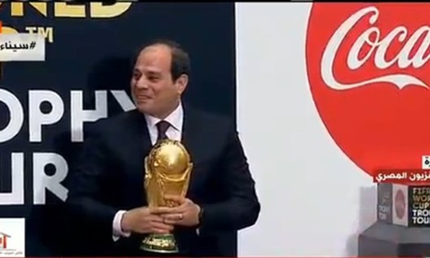 السيسي يرفع كأس العالم في ندوة ثقافية للجيش