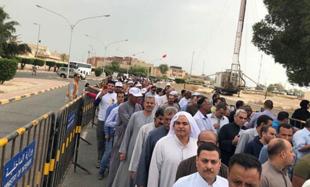 المصريون في الكويت إلى السفارة للإدلاء بأصواتهم في اليوم الثاني
