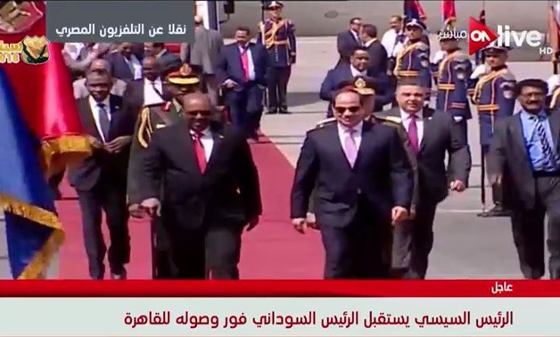 السيسي يستقبل عمر البشير السوداني في مطار القاهرة