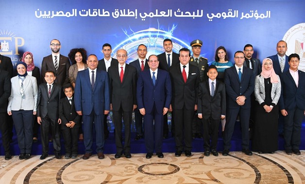 الرئيس السيسي يشيد بدور العلماء في مؤتمر البحث العلمي