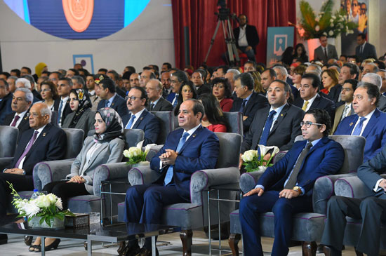 السيسي يؤكد أنه يسعي الي الحلول السلمية بديلا عن الحروب