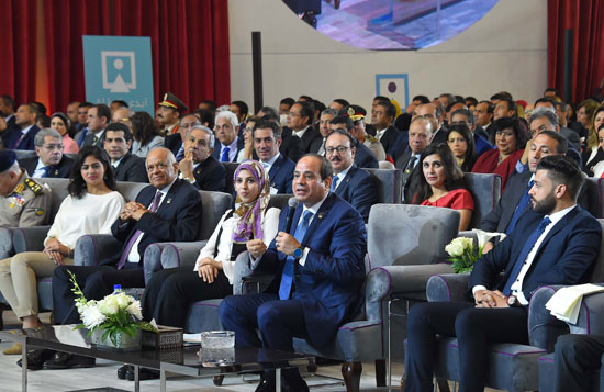 السيسي يؤكد أنه يسعي سيلتقي بأسر الشهداء للاحتفال معهم