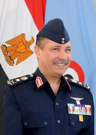 وزير الطيران يتفقد مطار القاهرة الدولى