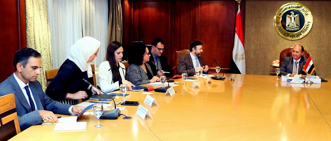 وزير التجارة يبحث مع وفد البنك الدولى تعزيز التعاون لتنمية المناطق الصناعية بالصعيد