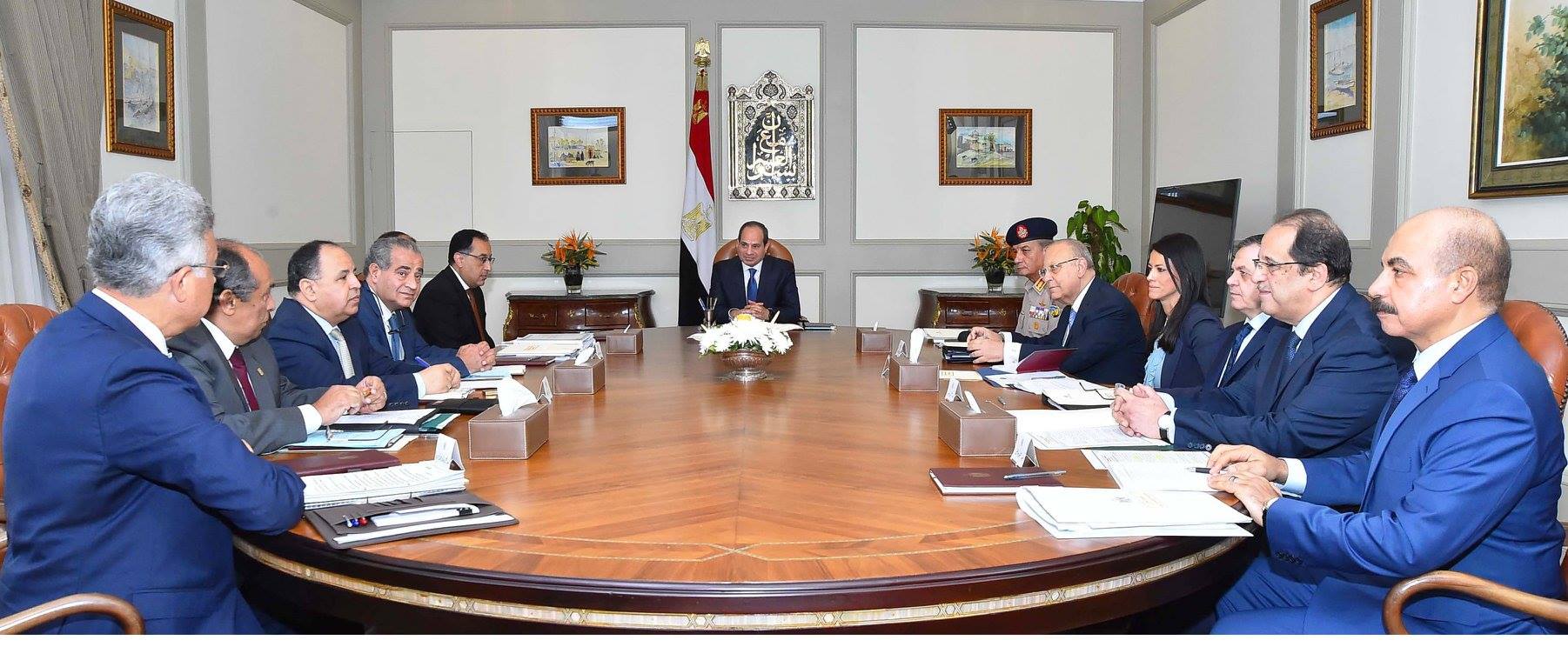 السيسي يستعرض جهود الحكومة في توفير السلع وزيادة أعداد المنافذ الثابتة والمتحركة