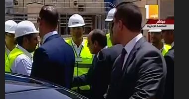 الرئيس السيسي يحرص علي مصافحة عمال محطة كهرباء العاصمة الإدارية الجديدة