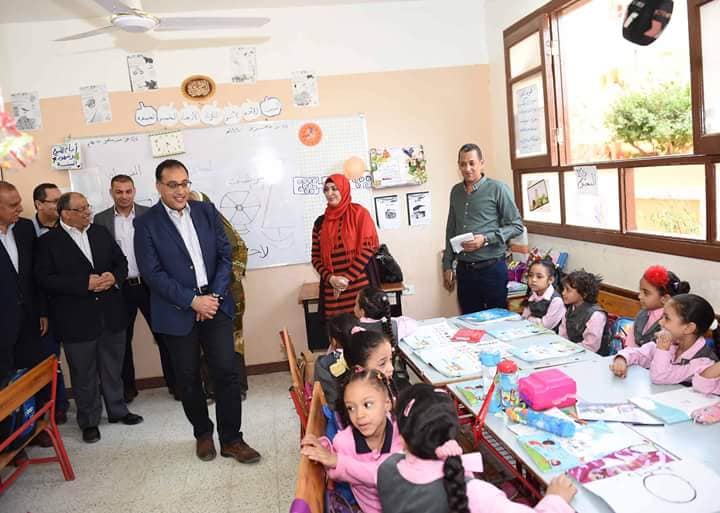 مدبولى يزور مدرسة ناصر فى قنا ويستمع لشكاوى المواطنين ويكلف ببحثها