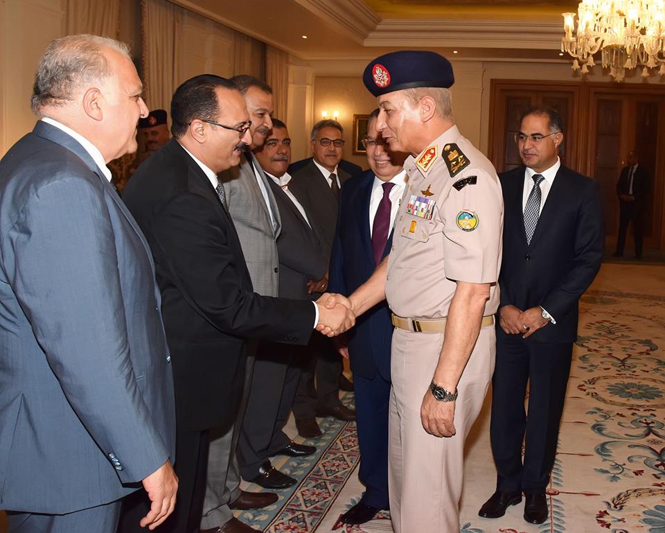 وفد برلماني رفيع المستوي يلتقون مع وزير الدفاع