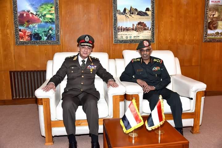 وزير الدفاع والإنتاج الحربى يعود إلى القاهرة بعد زيارة رسمية للسودان