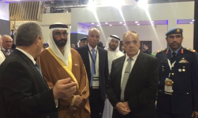وزير دفاع الإمارات يتفقد جناح الهيئة العربية للتصنيع