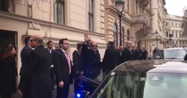 الرئيس السيسي يحيي أبناء مصر لدي النمسا عقب وصوله لـ مقر إقامته فى فيينا