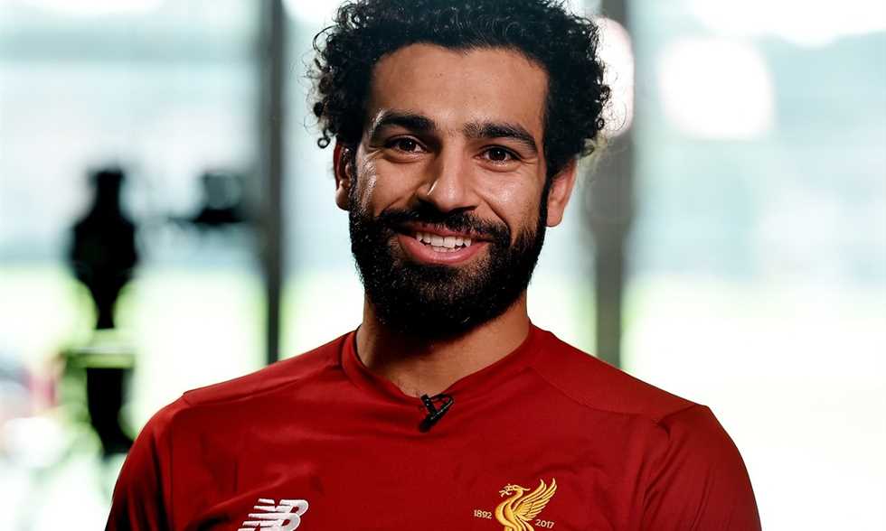 صلاح يهدي قميصه لمشجع ليفربول الكفيف