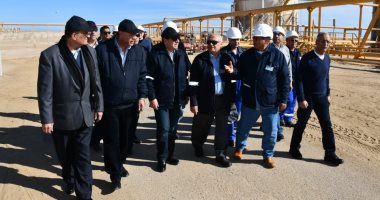 وزير البترول يتفقد منطقة جبل الزيت البترولية في خليج السويس