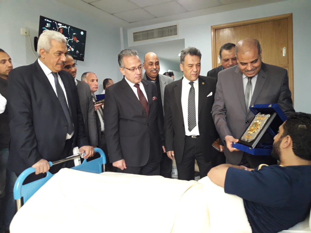 رئيس جامعة الأزهر يزور مصابي حادث الدرب الأحمر بمستشفى الشرطة