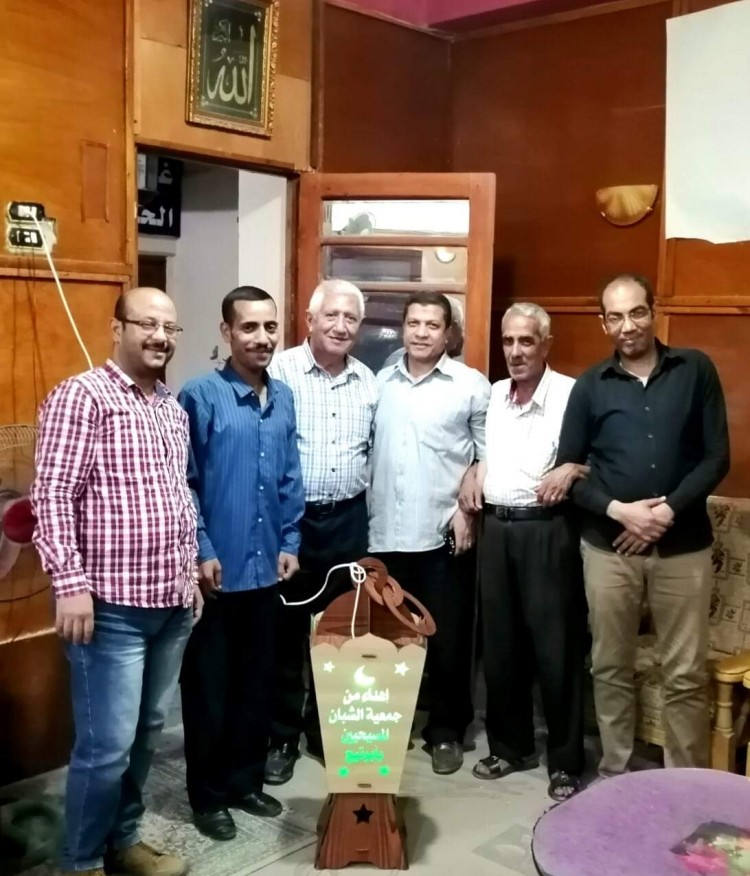 رئيس ووفد الشبان المسيحيين بأبوتيج يهنئ الشبان المسلمين ويهديهم فانوس رمضان