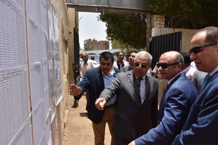 وزير شئون مجلس النواب ومحافظ أسوان يتفقدان لجان تلقى رغبات مستحقى تعويضات أهالى النوبة