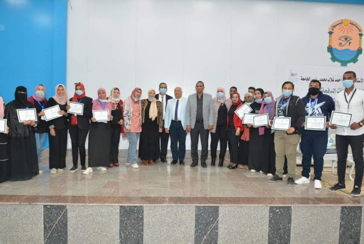 رئيس جامعة اسوان يشهد حفل المركز الجامعي للتطوير المهني للخريجين