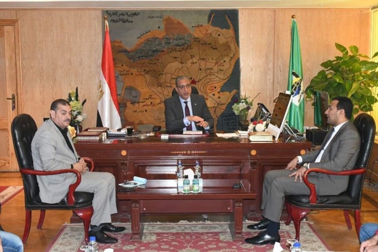محافظ الفيوم يوجه بمعاينة مشروعات الرصف بمدينة الفيوم ووضع الجداول الزمنية لتنفيذها