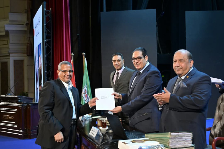 مجلس جامعة القاهرة يكرم فريق العمل المشارك فى التنظيم الناجح لزيارة الرئيس الفرنسي ايمانويل ماكرون للجامعة
