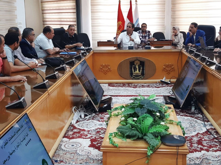 رئيس جامعة بورسعيد يستعرض المخطط التفصيلي لتطوير الموقع العام لكليتي الهندسة والتجارة وتوحيد الهوية البصرية للجامعة