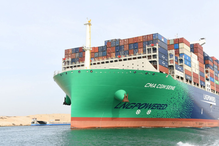 قناة السويس تشهد عبور سفينة الحاويات العملاقة CMA CGM SEINE ضمن قافلة الشمال بحمولة كلية 250 ألف طن